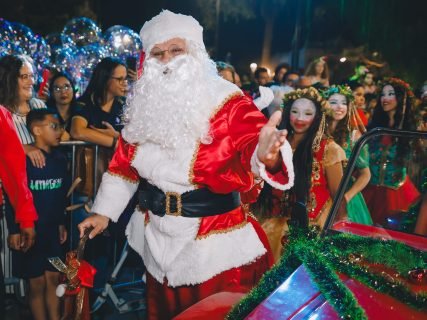Chegada do Papai Noel encanta o público e marca a 13ᵃ edição do Pelotas Doce Natal