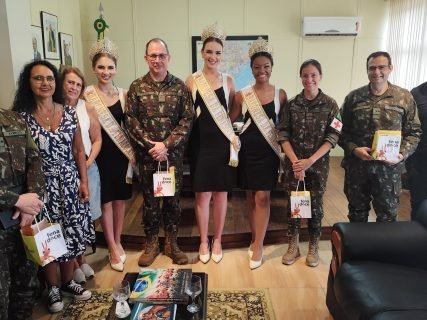 Representantes da CDL Pelotas visitam 8ª Brigada de Infantaria Motorizada em agenda sobre a 32ª Fenadoce