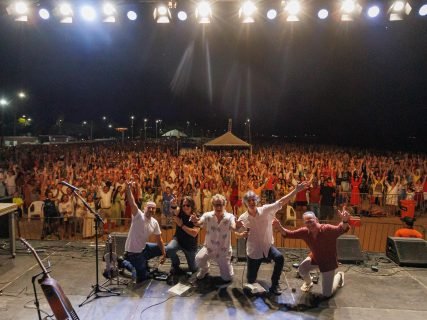 Milhares celebram a chegada de 2026 no Laranjal